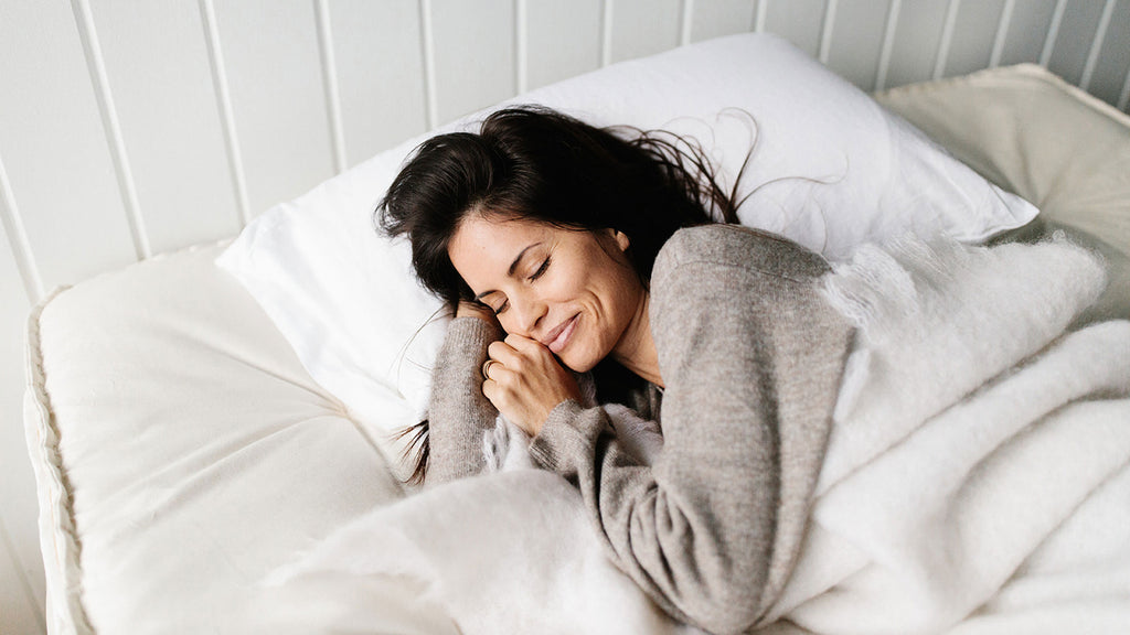 Woman comfortably sleeping on a organic and natural mattress.